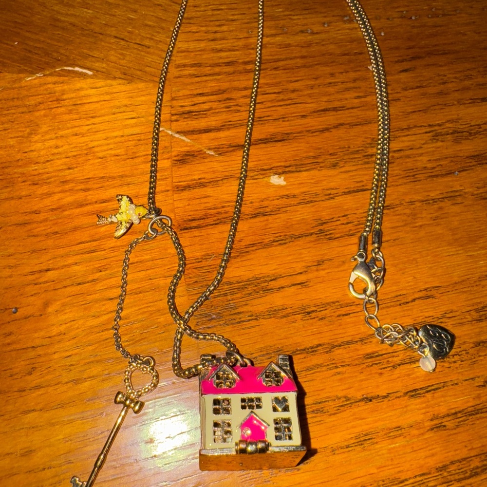 Betsey Johnson Long Pendant House Necklace Hinged to Reveal *VINTAGE, RARE FIND* - Picture 15 of 16